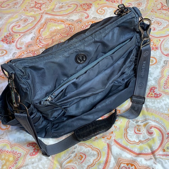lululemon athletica Handbags - Lululemon .• Duffle Bag / Gym Bag
